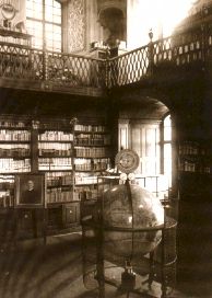 Globus P. V. Slonka v knihovně