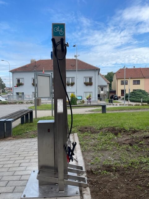 samoobslužný servisní cyklostojan